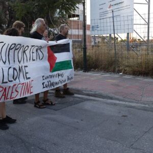 yunanistanda israil gemisine protesto polis saldirdi n7q2sQ2J