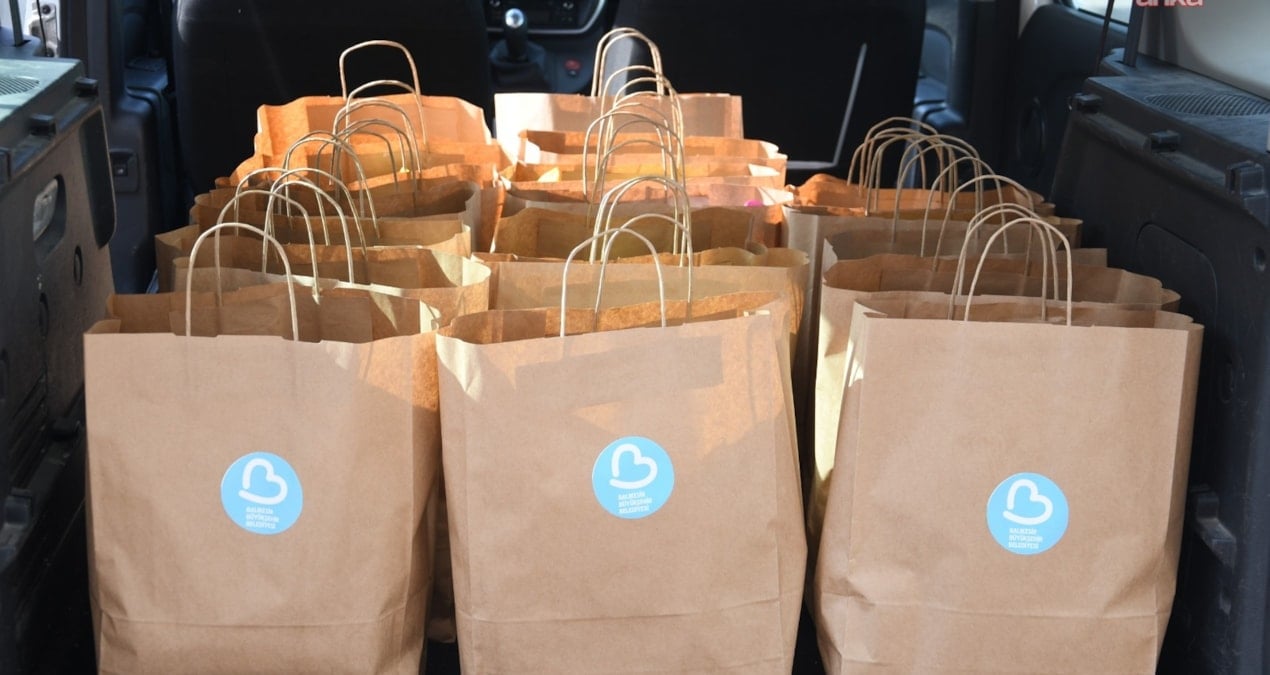 balikesir buyuksehir belediyesi cocuklarin beslenme cantalarini dolduruyor H4RabVKZ