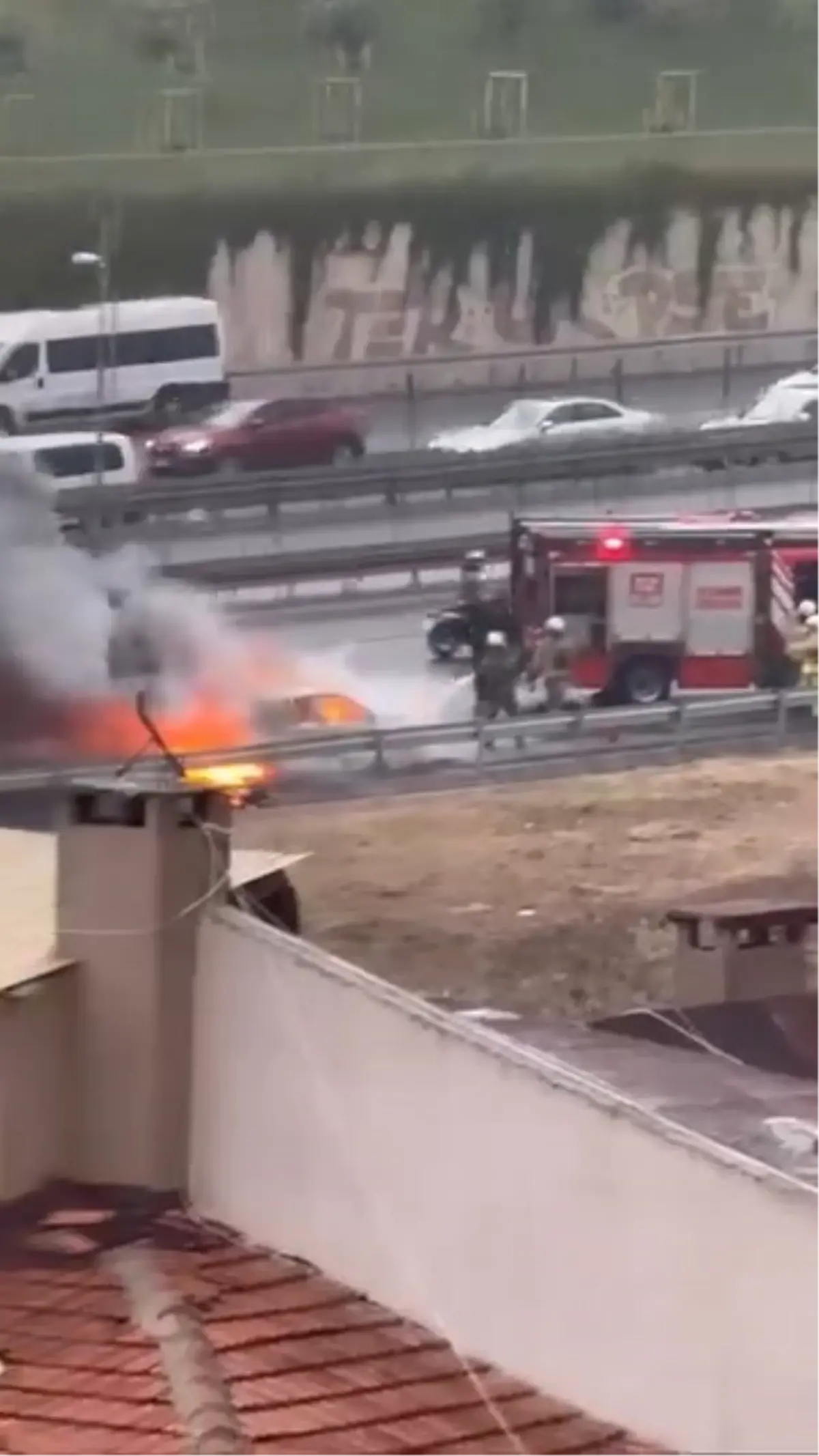 uskudarda otomobilin motor kisminda yangin cikti v51KVYAD