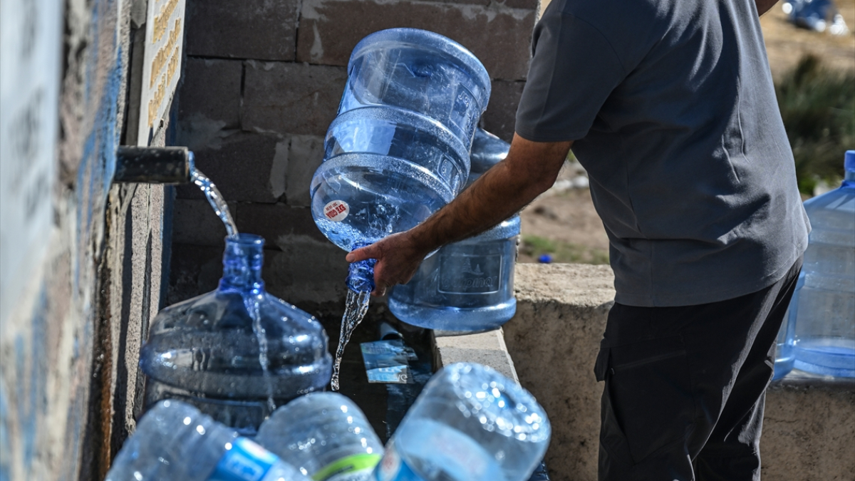 ankarada su kesintisi devam ediyor vatandaslar ellerinde bidonlarla cesmelere kostu BgElMIcg