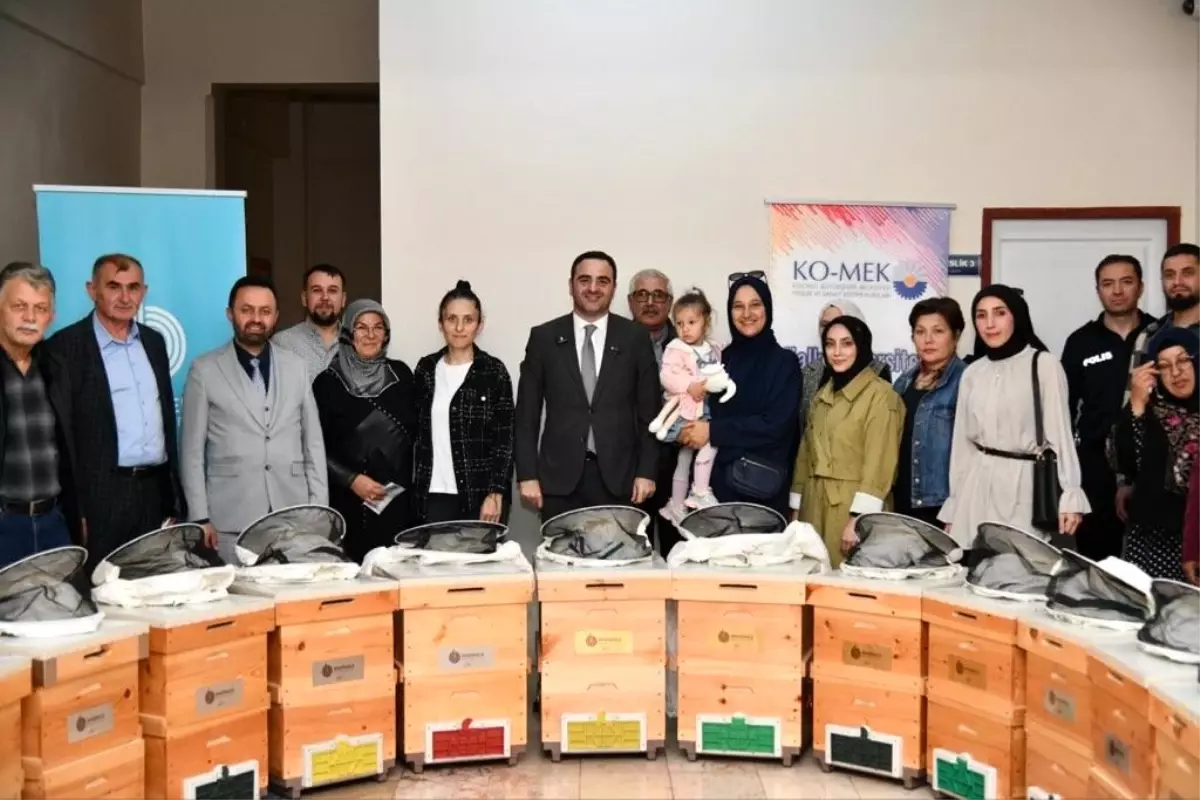 basiskelede aricilik egitimini tamamlayan kursiyerlere malzeme destegi saglandi n1Fw9Y5g.jpg