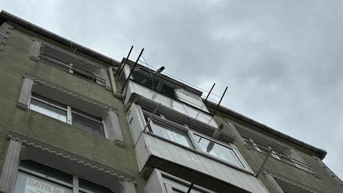 fatihte pencereden dusen kadin hayatini kaybetti smGSU43j