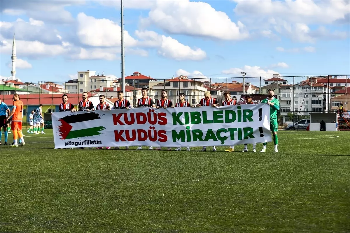 filistine destek icin pankartla ciktilar V1YFDhUA