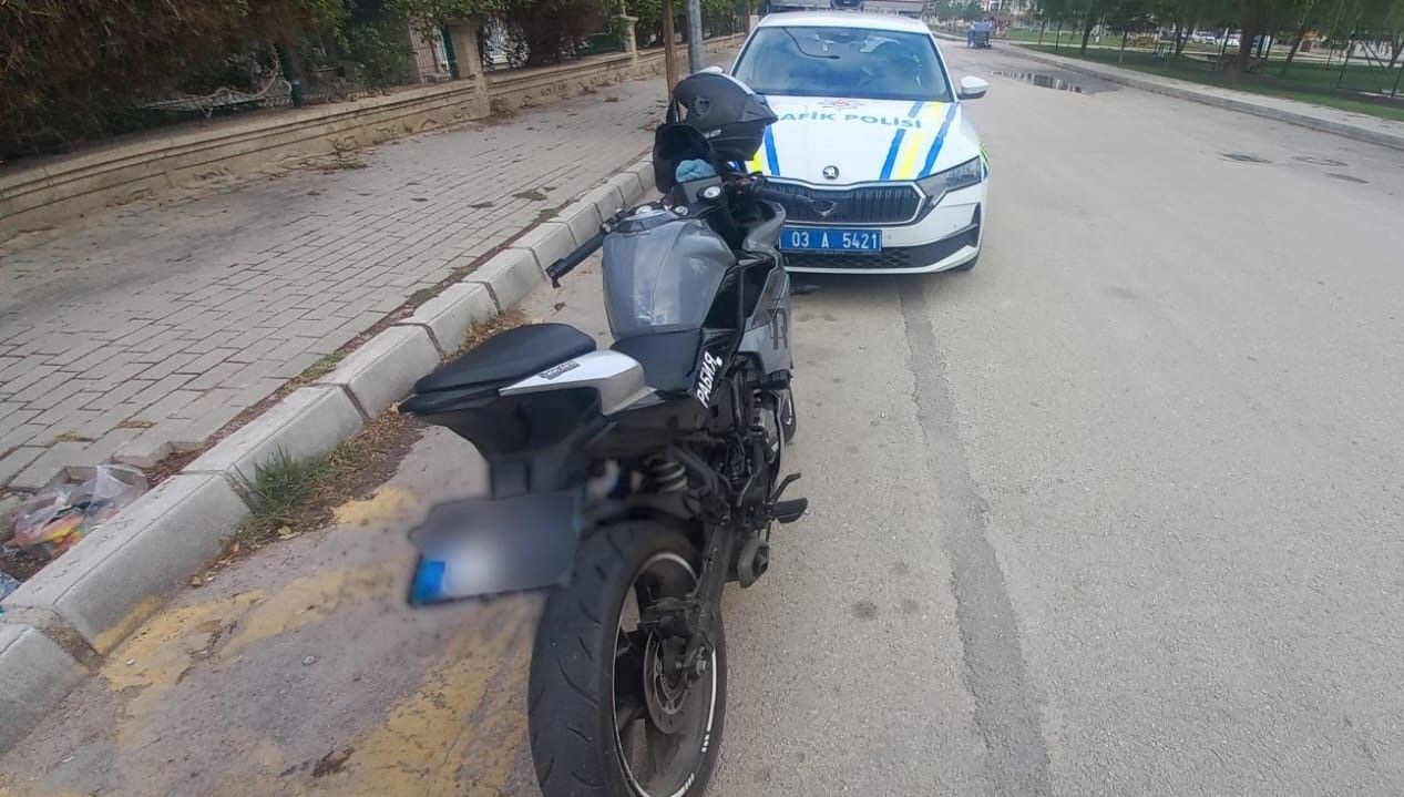 motosikletinin plakasini bantla degistiren surucu polise yakalandi KKOCyPlU