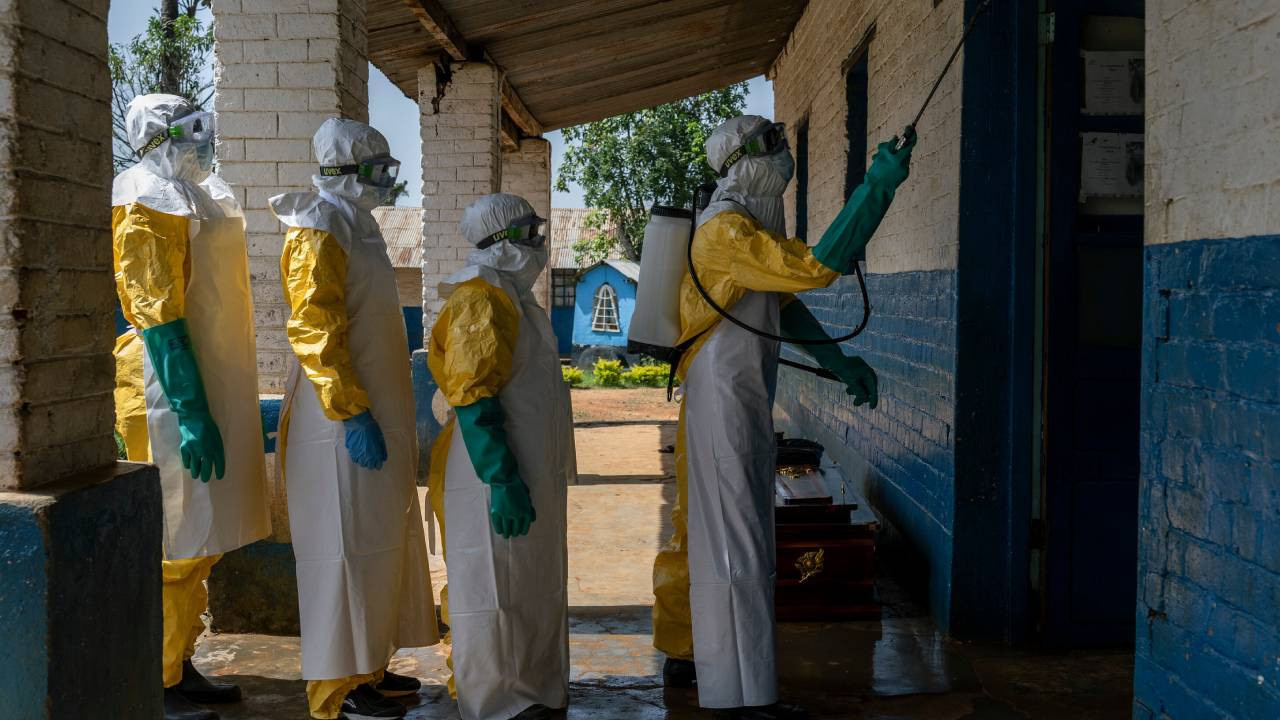 Avrupa’da Ebola krizi büyüyor! Temaslılar karantinaya alındı