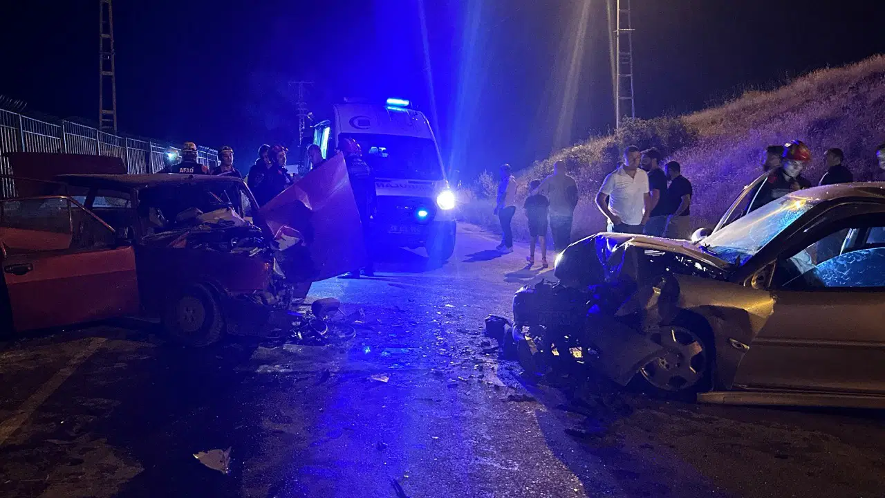 Sivas’ta iki otomobil çarpıştı: Yaralılar var