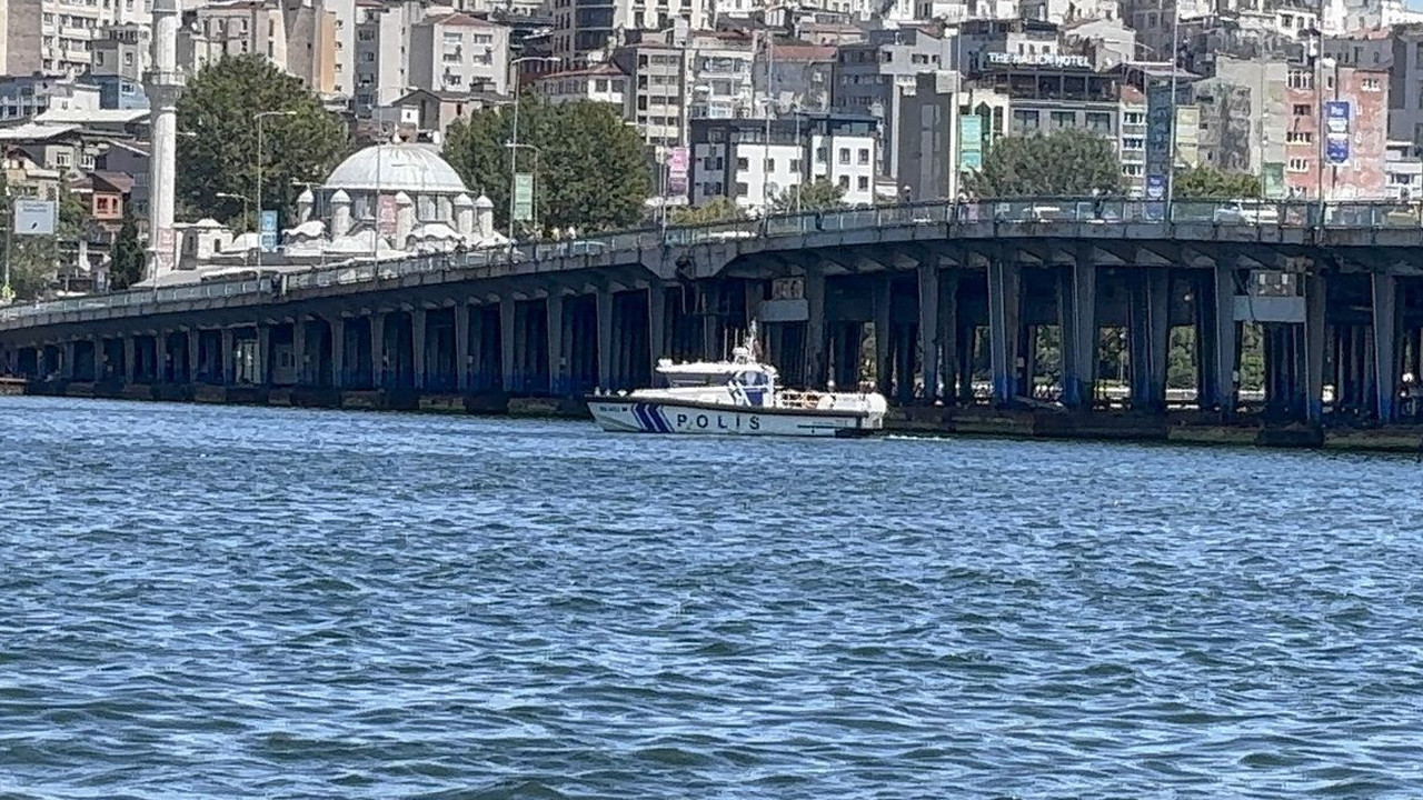 Unkapanı Köprüsü’nde tekneden düşen görevli için arama çalışması başlatıldı